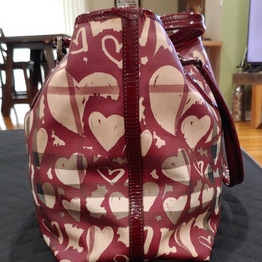 Burberry Red and Cream Heart Tote - Picture 6 of 12